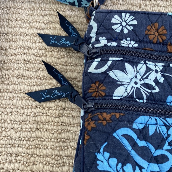 Vera Bradley quilted blue floral large crossbody - Picture 3 of 5